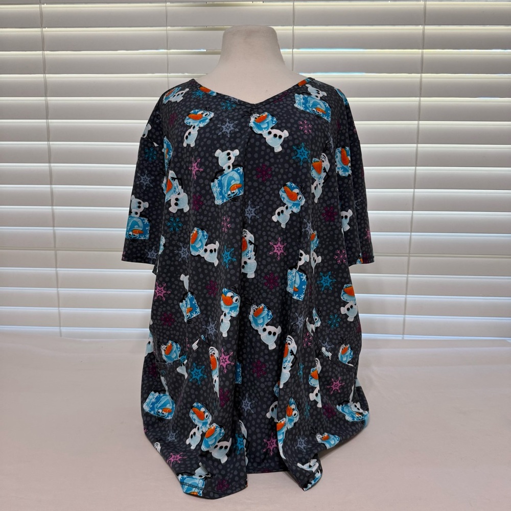 Women's Short Sleeve Scrub Shirt - Black with Olaf Print